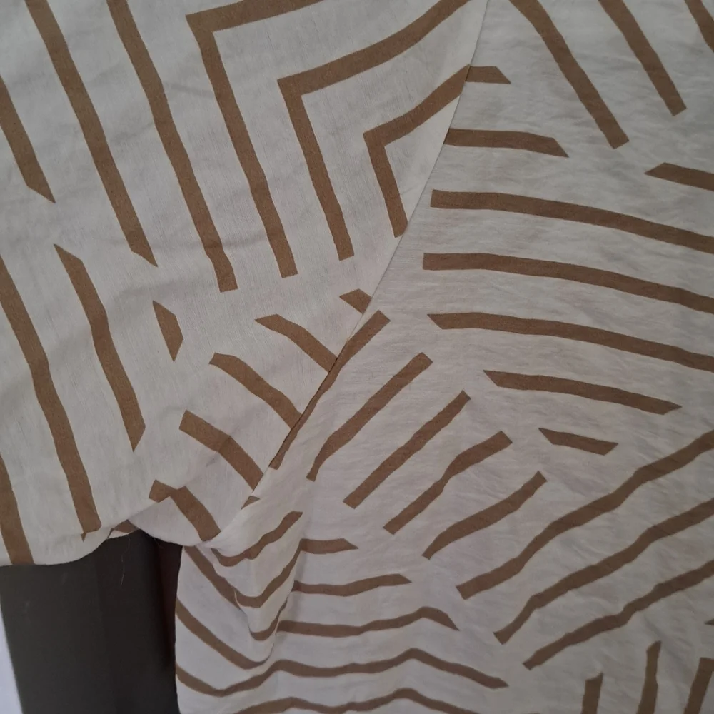 Casual Button Down Shirt with Geometric Pattern. Oversize - Picture 6 of 7
